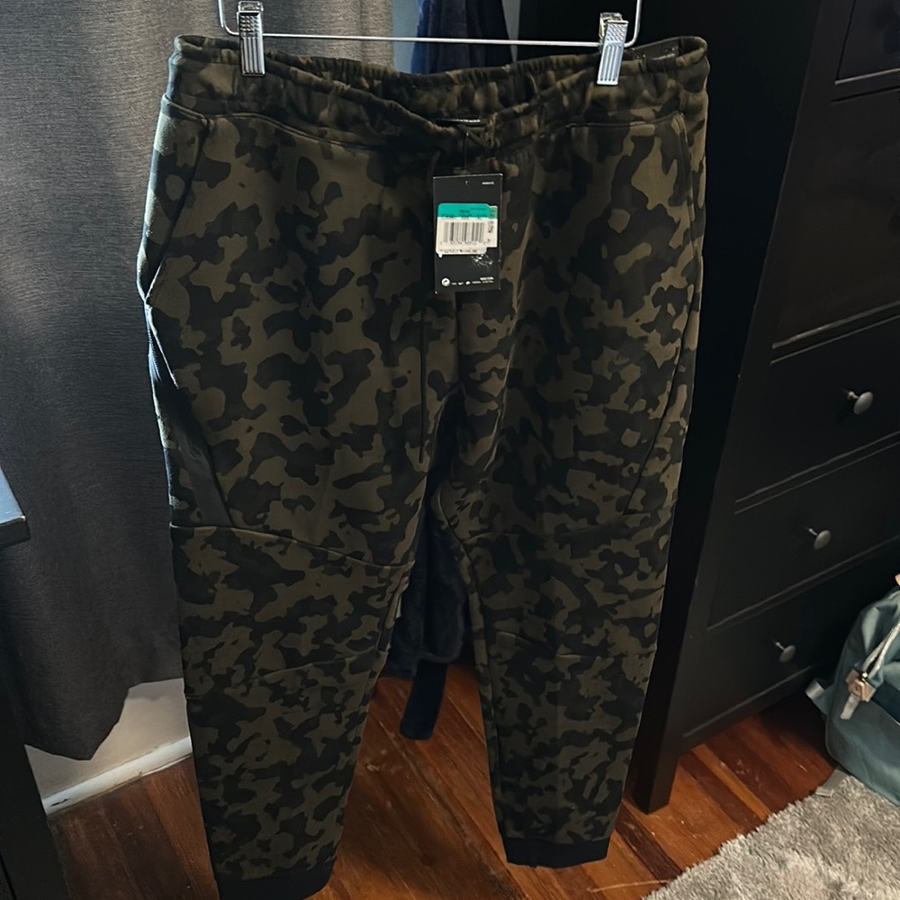 NWT Nike slim fit joggers; Men’s XL; Camo